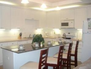 Kitchen with breakfast bar